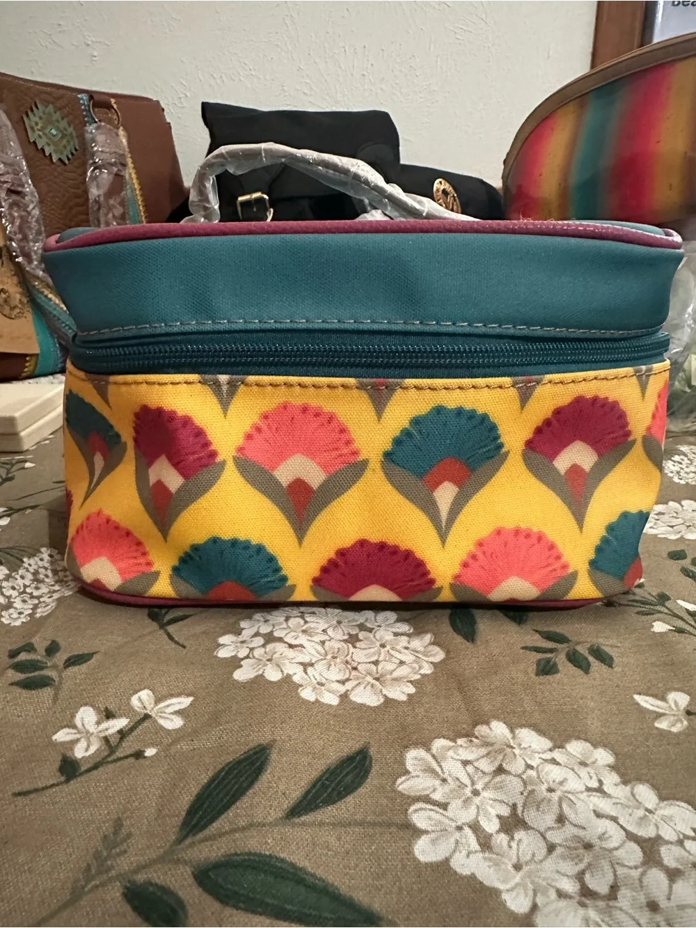 Catchfly compact cosmetic